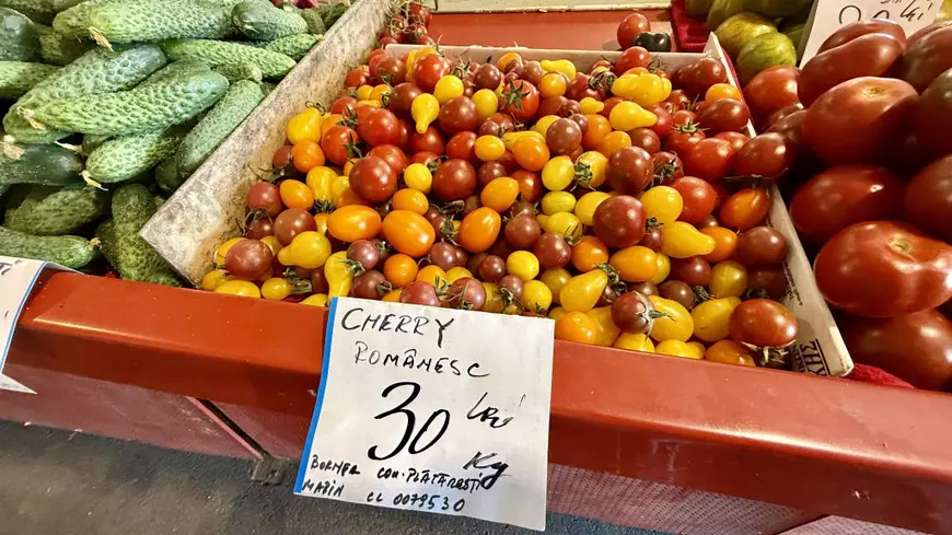 Toată lumea se oprește la această tarabă cu roșii din Piața Obor. Cât costă kilogramul de roșii negre, galbene și portocalii