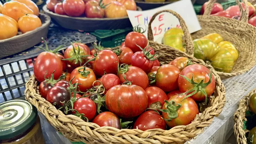 Toată lumea se oprește la această tarabă cu roșii din Piața Obor. Cât costă kilogramul de roșii negre, galbene și portocalii