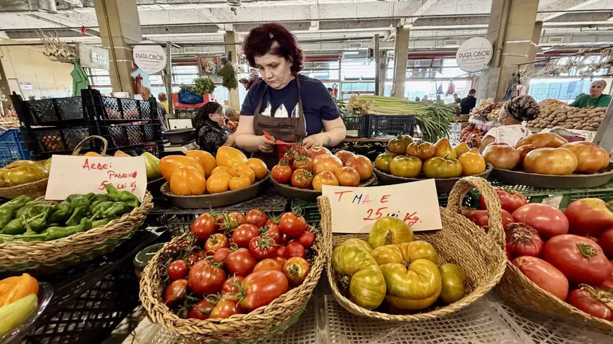 Toată lumea se oprește la această tarabă cu roșii din Piața Obor. Cât costă kilogramul de roșii negre, galbene și portocalii