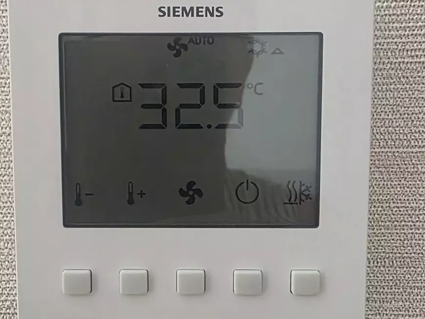 Un termometru amplasta într-o camera de hotel care arată 32,5 grade