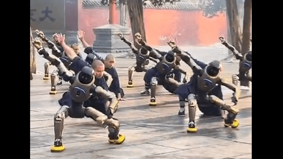 Călugării Shaolin exersează kung fu cu roboți umanoizi