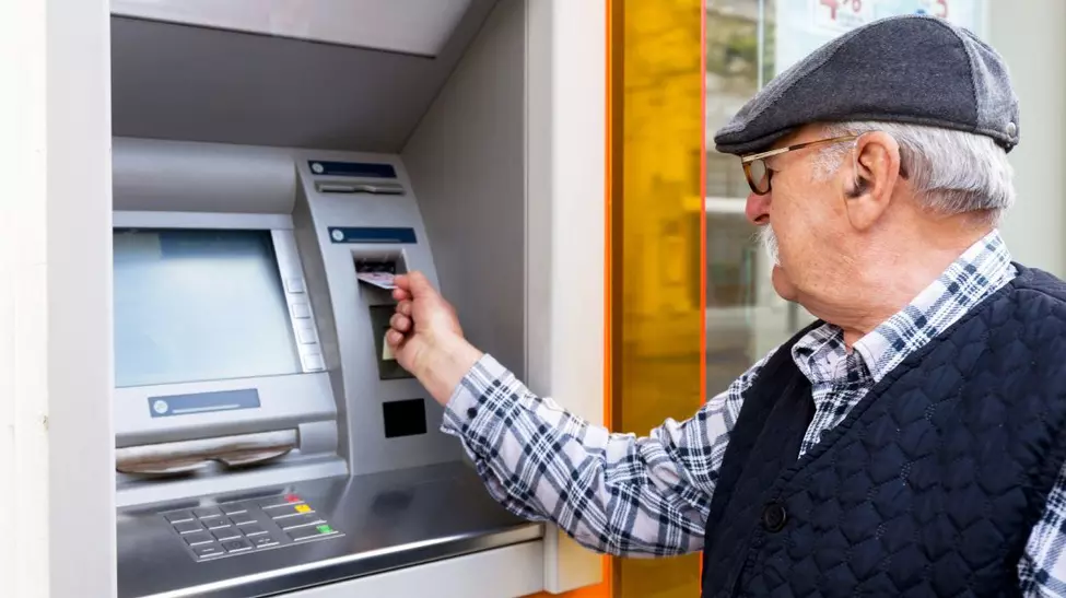 Botoșănean uită 15.000 lei la bancomat
