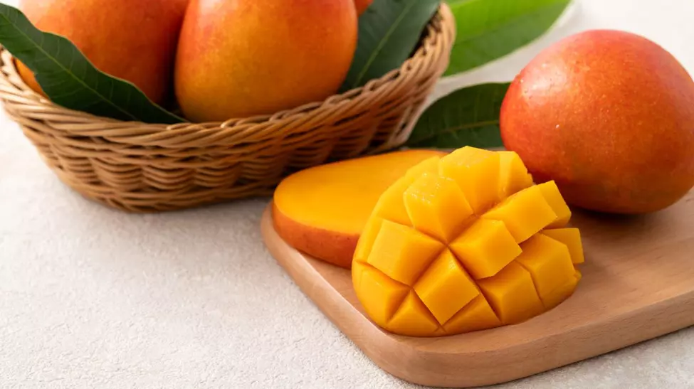 Beneficiile și curățarea ananasului și mango-ului