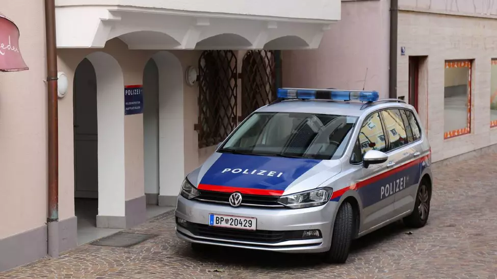 Doi români atacați cu 13 focuri de armă în Austria