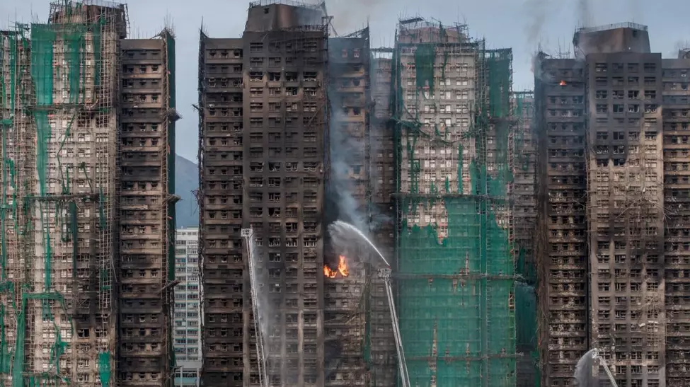 Incendiu devastator în Hong Kong: 65 de morți