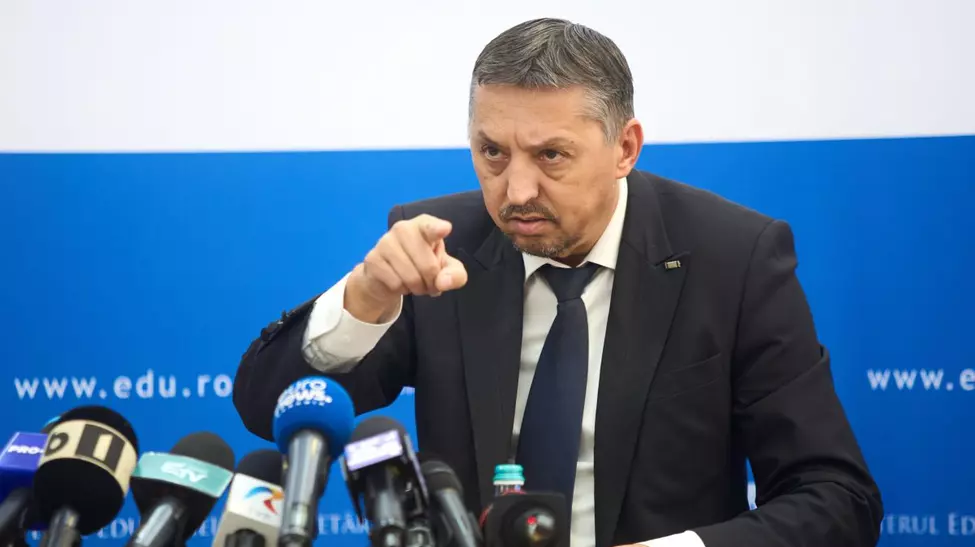 Studenții din Cluj îi cer demisia lui Daniel David