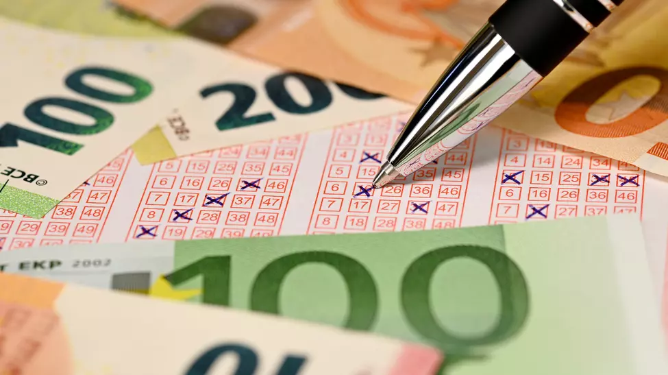 Câștigător la loto, obligat să plătească 100.000 euro