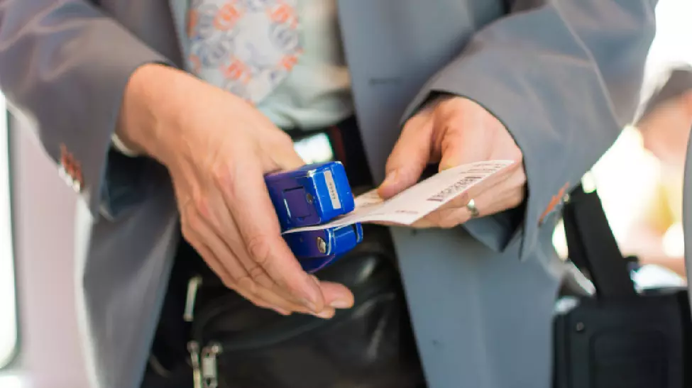 Trei români fără bilet au amenințat un controlor în Austria