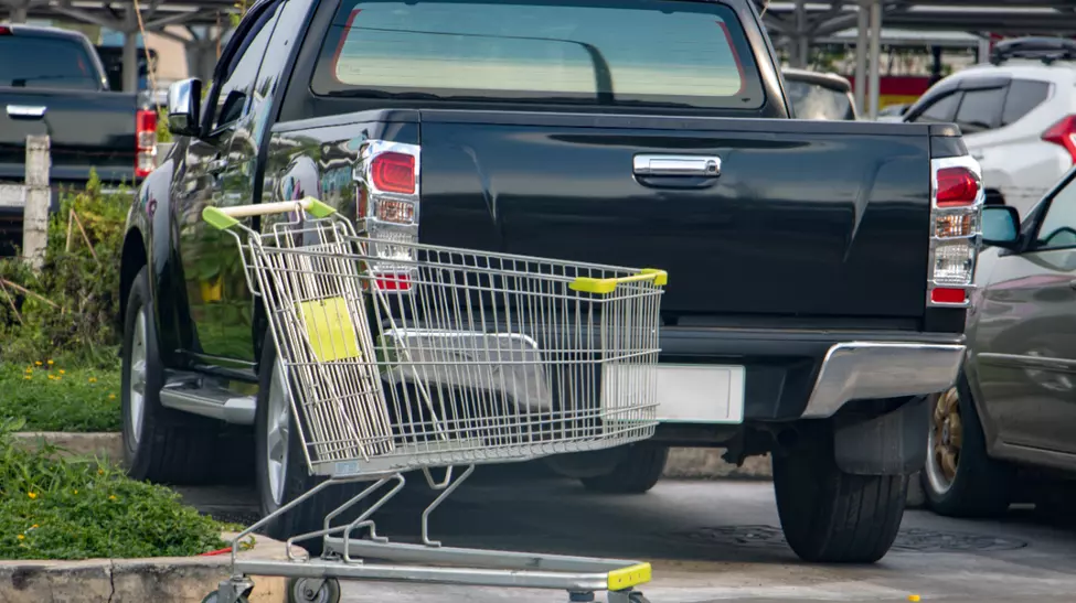 O femeie din UK a primit amendă la trei ani după ce s-a întors de două ori în aceeași zi în parcarea unui supermarket
