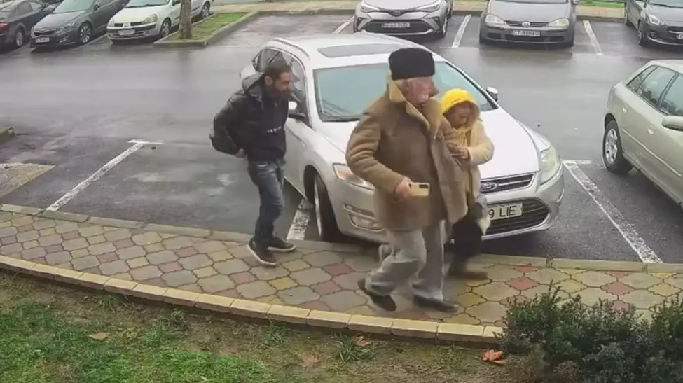 Momentul în care doi pensionari sunt jefuiți pe stradă