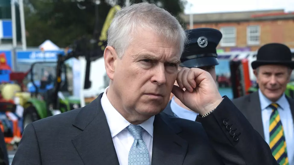 Poliția continuă perchezițiile la Royal Lodge