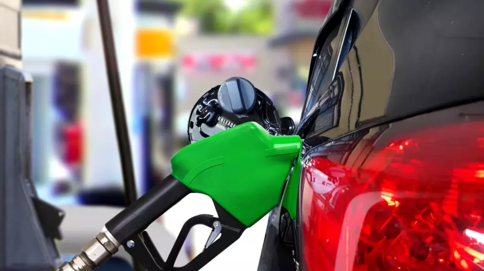 Cât ar scădea prețul carburanților la pompă