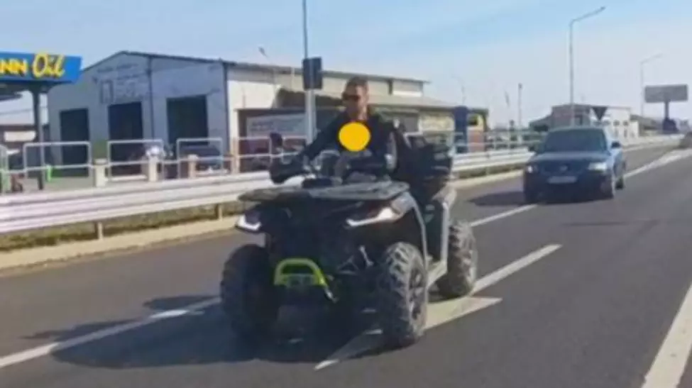 Bărbat cu copil pe ATV între Oșorhei și Oradea