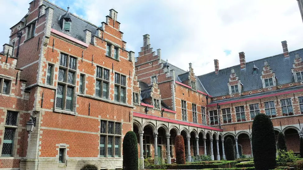 Doi români din Belgia, judecați pentru scrisori anonime