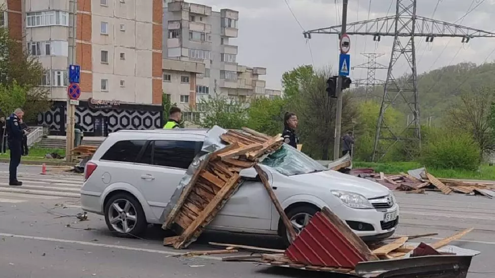 Furtuna cu vânt de peste 75 km/h în Iași