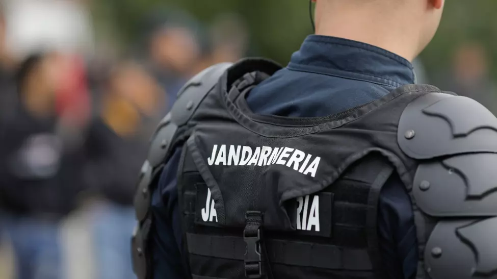 Bărbat prins cu droguri în Mamaia, mită de 8.000 lei